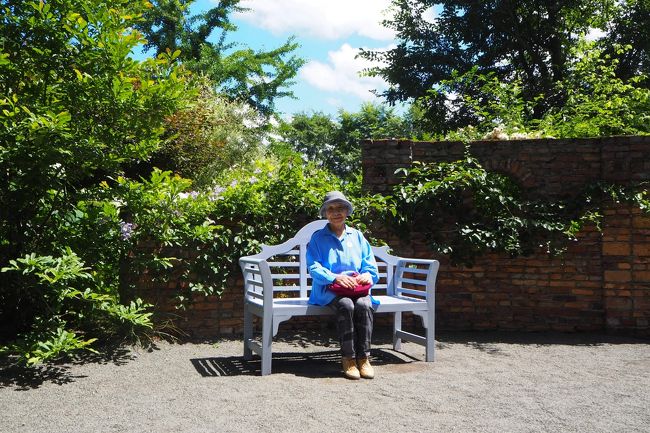 ピカピカの日差しの中で記念撮影。