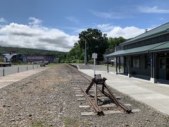 途中の増毛町では数年前に廃止になった線路と増毛駅をきれいに保存していました。