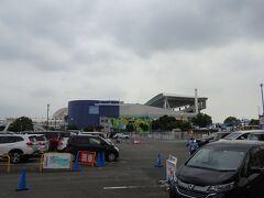 その後、車で向かい、時間どおり14時30分に名古屋港水族館に到着。

最近は、雨の日が多く、晴れになる日は稀。けど、水族館は屋内。関係なく楽しめますね。