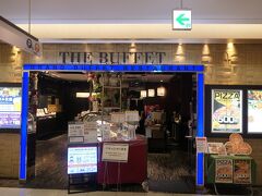 19:10　店に到着。選んだ店は『THE BUFFET』です。ビュッフェレストランです。コロナでほとんどのビュッフェ店が休業しているなか、営業しているのはすごいです
。テーブル以外ではマスク着用や、食品を取るときは、必ず手袋をするのがルールとなっています。