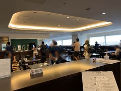 結局カウンターの列に並んでから10分以上掛かってラウンジに到着。
先週に比べるとこちらも混雑しています。