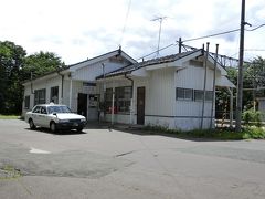 次にロータリー側より駅舎を眺める。
駅舎は昭和43年（1968）に建てられたもの。
ここからですと、屋根の錆びが目立ちませんね。
白亜の壁が気品ある佇まい。