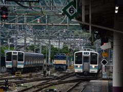甲府駅
今回は小淵沢で乗換えになります。
生憎ロングシート車の3000番台がやって来ました(+。+)