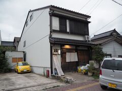 両津港に着いたのは夕方6時半。遅い到着だったので、ホテルは夕食無しプランにして、こちらの食事処にしました。味処 天國（てんくに）です。

駐車場は無いみたいです。お店の方に相談すると駐車場所を案内してくれました。