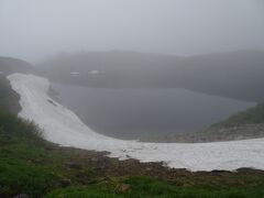 室堂はガスって立山連峰は全く見えない状態。　ミクリガ池の周りにはまだ雪が残っていました。