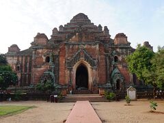 次の見学時はダマヤンジー寺院
12世紀、王位に就くため自分の父と兄を殺害したナラトゥー王がその罪滅ぼしのために建設したお寺　しかし、その後ナラトゥ王自身も暗殺されてしまった為、完成を終えることなく現在に至っています