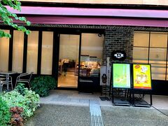 ベーカリーレストラン「 進々堂」。
7時半から開店ということであったが、開いていなかった。