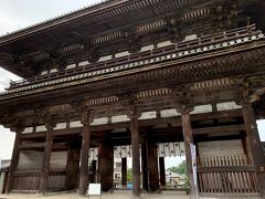 妙心寺から10分で、仁和寺の二王門に着いた。