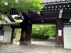 仁和寺から20分弱で龍安寺の山門に到着した。