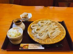 お昼ご飯はなおすけさん。お蕎麦はぼっち盛り。のど越しが良く、つるつるっとおいしくいただいた。