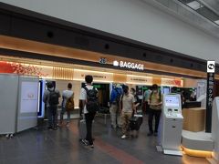 　羽田空港には、自動荷物預け機が登場。人手を介さずに預けられるので、ウィズコロナの世界にもマッチしたマシンです。
　エラーが連発して、結局担当者さんにお願いすることにはなってしまいましたが。
