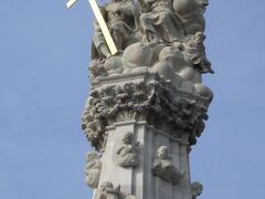 雲が晴れ青空に！ダッシュで漁夫の砦周辺へ。
ダッシュで漁夫の砦近くの三位一体の像。
マーチャーシュ教会は全て足場に囲まれ補修工事中でした。