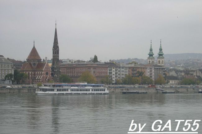 ブダの町並み、曇り空でパッとしませんわ...。