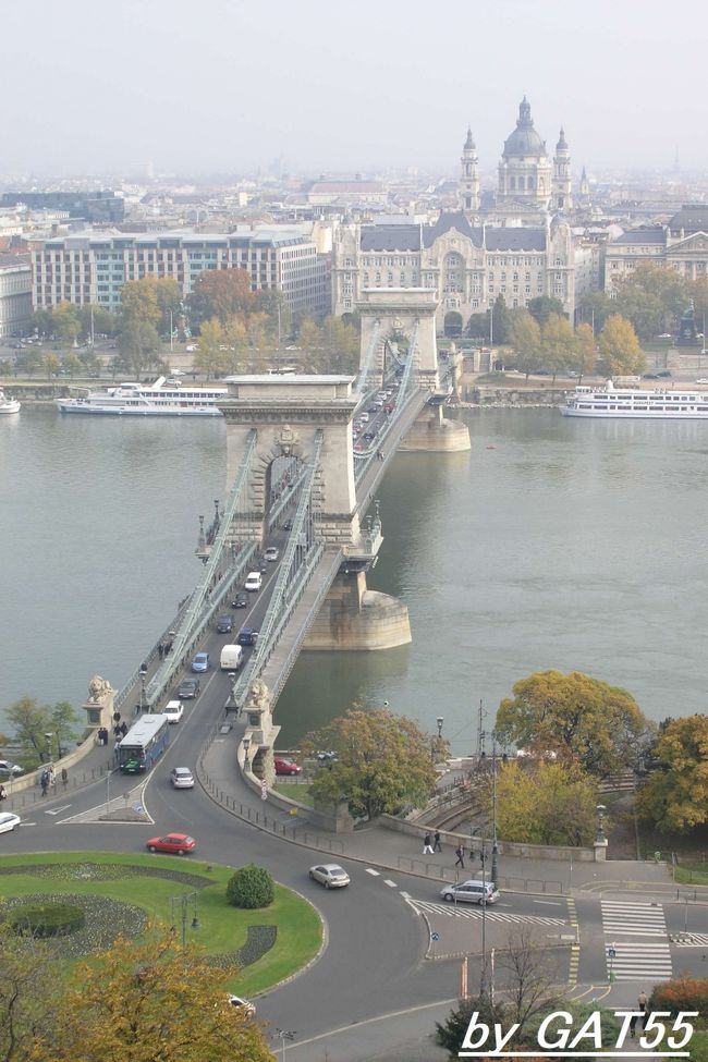 王宮から見たくさり橋。<br />奥の建物は聖イシュトヴァーン大聖堂。