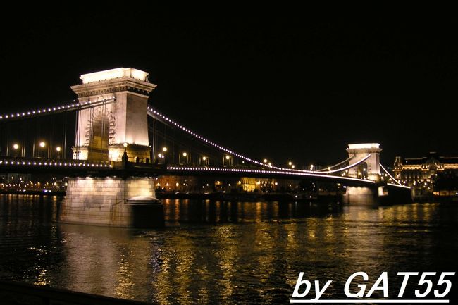 くさり橋夜景。王宮側から撮影、人通り少ないです周囲も薄暗いので注意が必要？