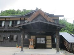 ちょっと移動して泥湯温泉の「奥山旅館」で日帰り温泉に入ります。
700円。