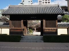 承天寺から少し歩くと東長寺に出る。写真は東長寺の山門。空海が日本で最初に創建した寺。