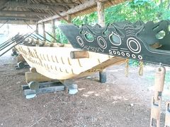 チプと呼ばれる丸木舟。
木材を運んだり、川や湖で使われたんだって。