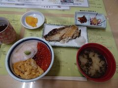 翌朝、ホテルとなりの函館朝市に行き、うに丼をゲット！正確にはウニ入りの海鮮丼になりましたが＾＾。