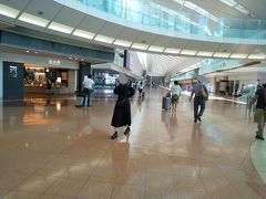 羽田空港、まだ閑散としています。旅行の動きはこのころまだ少なかったですね。