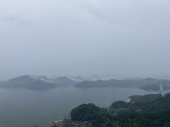 高見山展望台にやってきました。
あいにくの天気ですが、霞んで見える島々が思いのほか幻想的で良かったです。

さて、次は岩子島に寄ってから因島へ・・・と思っていたのに、後藤飲料水工業所を通り過ぎてしまったショックか、次に寄る場所は忘れないように忘れないようにと考えていたら、岩子島を忘れました(笑)