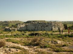 ランチの後に向かったのは巨人女性崇拝発祥の地ジュガンティーヤ神殿Ggantija Temples。
紀元前40世紀に建造された巨石神殿と言われてもとても想像できるシロモノではありませんが、その歴史が世界遺産に登録されている所以でもあります。