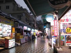 手頃な店が見つけられず、『海雲台伝統市場』までやって来た。

飲食店が並ぶが、閉まっている店も多い。