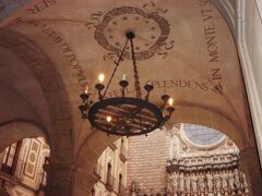 モンセラット修道院の教会前のパティオにて。

回廊の天井画とろうそく。