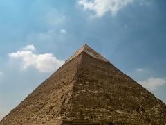 どーーーん。
憧れのピラミッドが目の前に。感動の瞬間です。

これはクフ王のピラミッド。
頂上に残る化粧石の感じも、生で見るとツヤツヤで驚き。