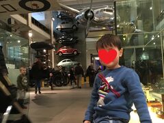 ロンドン・サイエンス・ミュージアムへ。
車や飛行機の展示が気に入ったよう。
上階には医療や産業科学の展示もありましたが、4歳児には難解かなと判断してスルーしました。
満足度★★★★☆