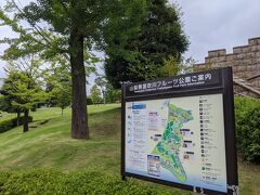 最初の目的地は笛吹川フルーツ公園。
天気が良ければ桃狩りの予定でしたが今にも泣きだしそうな曇り空だったのでフルーツパークで桃パフェを食べることにしました。