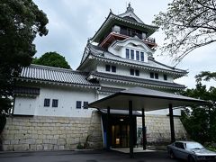 ●四万十市郷土博物館しろっと

そのすぐそばに、これまでの渋～い城跡の風景とは対象的な、大きな天守がど～んと建っていますね～。
こちらは「四万十市郷土博物館しろっと」という施設で、外観は愛知県の犬山城を模したいわゆる模擬天守になります。

◇四万十市郷土博物館しろっと◇
　開　館：9時～17時
　料　金：大人440円
　休館日：毎週水曜日、年末年始