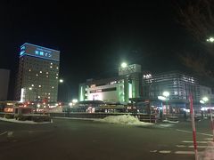 駅前の様子。ここから予約しているカプセルホテルに向かいます。