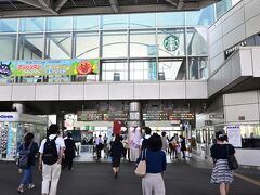 高松駅、見慣れた駅の光景です。自動改札機が有るのが今では普通です。
ところが徳島駅では駅員さんが改札口に立って手動で切符の改札、受取りをします。
おお田舎なんかな。
