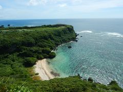 果報バンタ　(幸せ岬という意味)

うーん(・・?) 絶景と聞いていたけど...
風が強いせいか海の透明度がイマイチでちょっと残念
海藻みたいなのがたくさん流れ着いていました