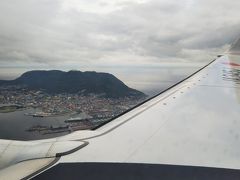 函館市上空☆函館山☆
着陸数分前☆

牛が寝そべっているようにも見えるので、臥牛山（がぎゅうざん）とも呼ばれるけど、それは、かなりマレ☆笑