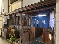 囲炉裏で魚を焼いてもらったり出来るらしく、人気のお店だそう。