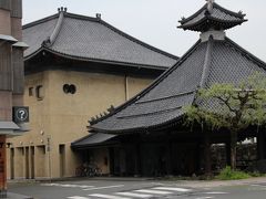 JR城崎温泉駅
付近の足湯(=黒い屋根)と、駅前温泉施設「さとの湯」あたりを通過して・・