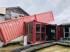 で。

有田の食事処なんてまったく調べていなかったしどうしよう･･･
ネットで調べるのもいいけど、とりあえずインフォに行ってみることに。
KILN ARITAっていう駅前徒歩30秒ほどの奇抜な建物です。

この中では軽食は食べられます。
でもこの旅最後の食事がっつりいきたいんです。