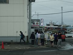 苫小牧のご飯と言えばマルトマ食堂です・・・が！朝6時半の時点で行列ができていました。人気店ですがここまでとは思いませんでした。今日中に最北の稚内まで走ることにしていますので並んでいる暇はありません。無念(+_+)