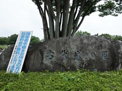 古代蓮の里。
古代蓮の里は埼玉県行田市にある公園を兼ねる施設で、ふるさと創生事業の一環として整備されました。行田市の天然記念物であり市の花である「古代蓮(行田蓮)」をシンボルとする公園です。
古代蓮は、公共施設建設工事の際に蓮の種子が掘削地の池で自然発芽し、昭和48(1973)年に開花したものです。
古代蓮の里では、この古代蓮を含む42種類の花蓮を見る事が出来ます