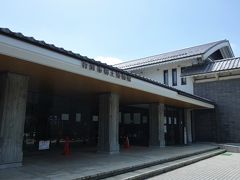 行田市郷土博物館。
昭和63(1988)年に忍城本丸跡地に建てられました。
御三階櫓は館内に在る連絡通路を通らないと行かれません