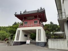 紅白の山門が鮮やかな７番光明山十楽寺は、弘法大師が人々に光明に輝く十の楽しみを得られるように名付けられました。