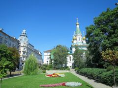 右側が聖ニコライ・ロシア教会　金色に輝く5つのドームが美しいロシア正教会だ