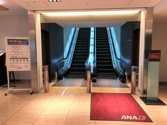 東京・羽田空港第2ターミナル 3F『ANA LOUNGE（本館南）』

さらにエスカレーターで4階に上がると『ANAスイートラウンジ』が
あります。

しかし、私たちは左手にある3階の『ANAラウンジ』へ向かいます。