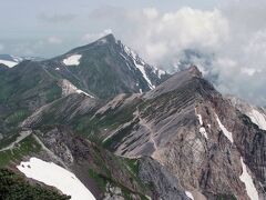 稜線を４０分ほど進むと、白馬鑓ヶ岳の山頂に着いた。
そこからは、これから向かう杓子岳と白馬岳の雄姿が望めた。