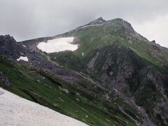 杓子岳の山頂を往復した後、次の鞍部へと下る。
そこからは、白馬岳と、この日泊まる白馬山荘を望むことが出来た。
山小屋が見えると、疲れも和らぎ、最後の力を振り絞って登って行く。
小屋では、外の椅子に座ってのんびりと過ごす。
天気が今一つで、星空が望めなかったのが残念だった。