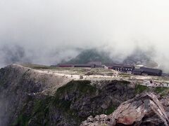 翌朝、外は深い霧に包まれていた。
気温も低く、夏とは思えない肌寒さだった。
最終日の今日は、白馬岳に登頂後、小蓮華山を経由して白馬大池へと下り、栂池高原から帰る予定だ。
お世話になった白馬山荘を出て、白馬岳へと登って行く。