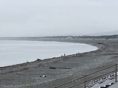 雨ですが車に乗って、千本浜公園の方へ行ってみます。公園の前の海岸です。