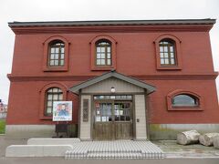 そのお隣が港文館。

石川啄木が釧路に76日間滞在した時の勤務先である第2次釧路新聞社屋の一部を忠実に復元した建物で、１階がカフェ、２階は啄木の展示館になっています。